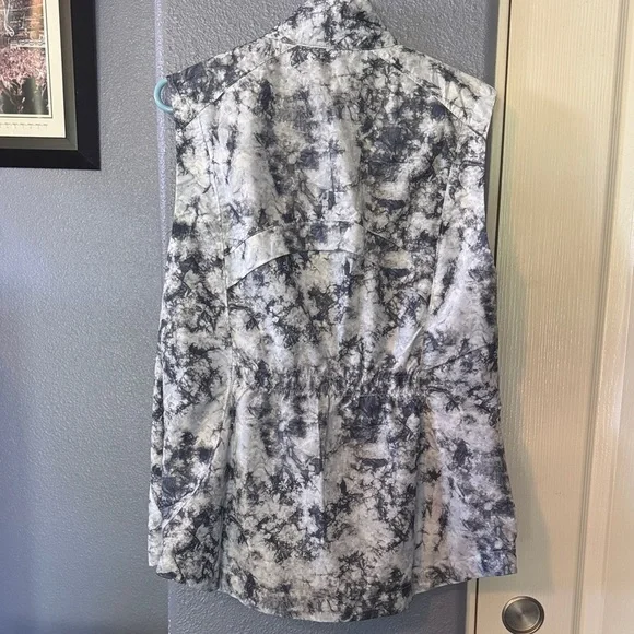 NWOT Stylish Gray Tie-Dye Sleeveless Vest - Picture 6 of 6